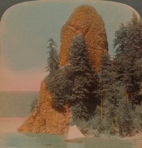 Rooster Rock, nysgerrig klippeformation langs Columbia River, Oregon, 1902. Kunstnere: Elmer Underwood, Bert Elias Underwood. af Underwood and Underwood