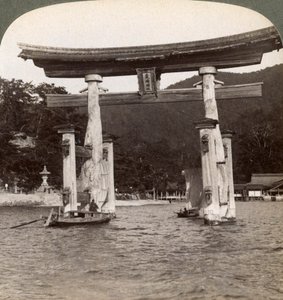 Hellig torii-port stiger fra havet, Itsukushima-helligdommen, Miyajima-øen, Japan, 1904 af Underwood and Underwood