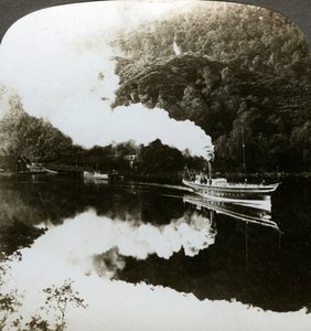 Damp-yacht på Loch Katrine, Skotland. af Underwood and Underwood
