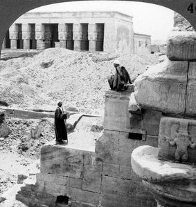 Hathors smukke tempel i Denderah, Egypten, 1905. af Underwood and Underwood