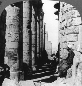 Den berømte søjlegang i det store tempel i Karnak, Theben, Egypten, 1905. af Underwood and Underwood