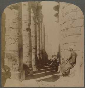 Den berømte søjlegang i den store Hypostyle Hall i Karnak-templet, Theben, Egypten, 1897. af Underwood and Underwood