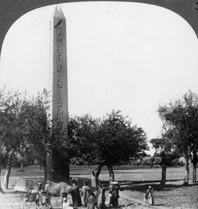 Obelisken i Heliopolis, Egypten, 1905. af Underwood and Underwood