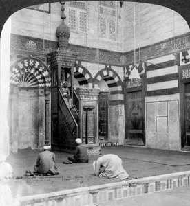 Bønnenichen og prædikestolen i Kait Beys gravmoske, Kairo, Egypten, 1905. af Underwood and Underwood