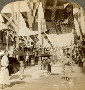 Theatre Street, Osaka, Japan. af Underwood and Underwood