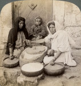 Kvinder maler ved møllen, Palæstina, 1900. af Underwood and Underwood