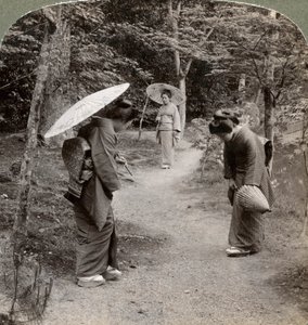 Kvinder i Kinkaku-ji-templets have, Kyoto, Japan, 1904. af Underwood and Underwood