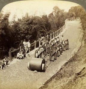 Kvinder, der arbejder på Darjeeling Highway, Indien. af Underwood and Underwood
