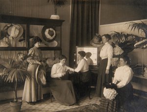 Fem damer i en modetøjsbutik af Unidentified