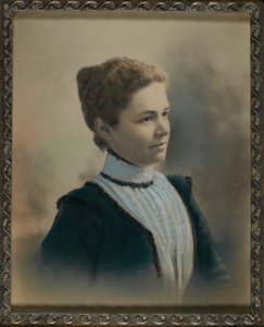 Ung kvinde iført hvid blonde-shirtwaist af Unidentified