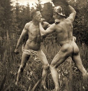 Kampstilling med en romersk hjelm, ca. 1910 (sepiafoto) af Unknown