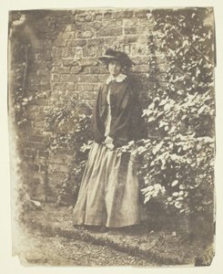 Mrs. Craik læner sig op ad mur og buske af Unknown
