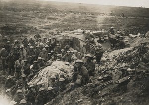 Officielt fotografi taget på vestfronten ?D 1641. En af vores kampvogne ved Flers.?, 1916 af Unknown