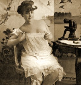 Ung kvinde viser en blonde chemise, ca. 1900 af Unknown