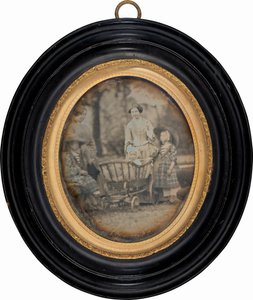 To kvinder og tre børn i haven af Unknown 19th Century