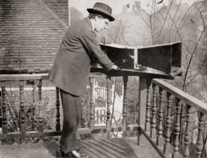 Archibald Montgomery Low with the Audiometer, fra Master Minds of Modern Science, udgivet 1930 af Unknown