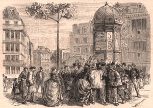 Boulevard Pigalle i Paris: Pariserfolk omkring en Morris-spalte under salget af aviserne af Unknown