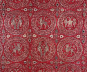 Detalje af kirkelig kostume stof i lilla silke fra Cypern, der repræsenterer fantastiske dyr (religiøs lilla silke vane fra Cypern med fantastiske dyr) 13. århundrede Museo Della Cattedrale Anagni, Italien af Unknown artist