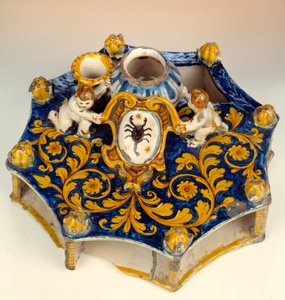 Otte-sektionsskrift lavet i majolica (maiolica) i mørkeblå, gule og lysegrønne farver. 1560-1570 Enouen, National Renaissance Museum af Unknown artist
