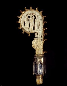 Eveque-lager i kobber, guldmetal og elfenben, der repræsenterer Jomfruen mellem to engle. 1300 omkring Paris, middelalderens nationalmuseum, Cluny