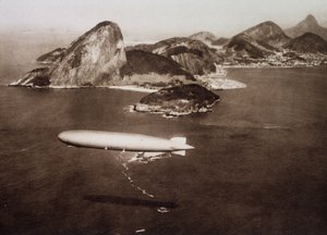Graf Zeppelin (Graf-Zeppelin) i Rio de Janeiro-bugten på baggrund af "sukkerbrød" den 25/05/1930 af Unknown Artist