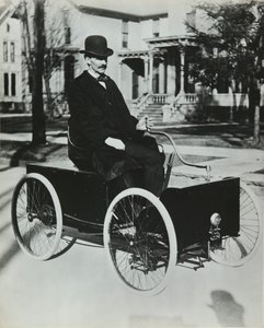 Henri Ford kørte sin første benzinbil på gaderne i Detroit i 1896 (kædetransmission quadricykel), Privee Collection af Unknown artist