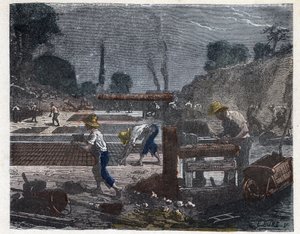 Fremstilling af en mursten i det 19. århundrede: Formarbejderen fylder sin form med lerpasta, hvorefter lærlingen placerer murstenen på gulvet for at tørre den. Gravering sidst i 1800-tallet. af Unknown artist