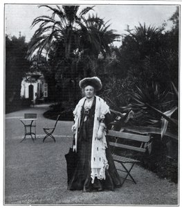 Portræt af Madame Juliette Adam (nee Lambert) (1836-1936), fransk forfatter, polemist og feminist i Nice i 1905. af Unknown artist