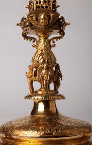 Relikviekors. Metalsmedning med juveler. Oprindelseskloster (Saint-Amand Tournai, ex-Elnone. 1500-tallet. Detalje. af Unknown artist