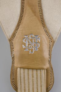 Seler, ca. 1880 (detaljeret billede), Broderet hvid satin, læder, sølv, Maker ukendt af Unknown artist