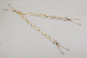 Seler, ca. 1880, broderet hvid satin, læder, sølv, Maker ukendt af Unknown artist