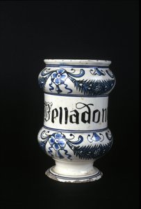 Apotekpotte fra det 16. århundrede indeholdende Belladonna, giftig urt brugt i apoteket. Museum for Videnskab og Teknologi, Milano. af Unknown artist