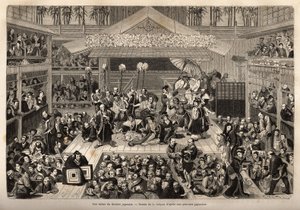 En scene i det japanske teater i Yokohama med tre gallerier til modtagelse af tilskuere; skuespillerne spiller på en høj scene, hver akkompagneret af en mand, der holder en lang pind for enden af, hvis stearinlys holdes; under forestillingen er det ikke un af Unknown artist