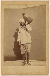 [Arabisk mand bærer en kande]. af Unknown artist