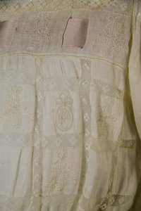 Bertha Palmers natkjole, ca. 1880 (detaljeret billede), Hvid bomuld, blonder, broderi og silkebånd. af Unknown artist