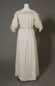 Bertha Palmers natkjole, ca. 1880, hvid bomuld, blonder, broderi og silkebånd. af Unknown artist