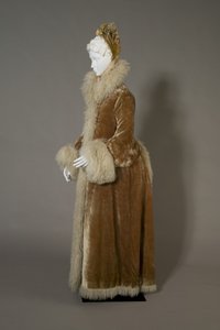 Bertha Palmers vinterfrakke, ca. 1885 (set fra siden), Silkefløjl og lammeuld. af Unknown artist