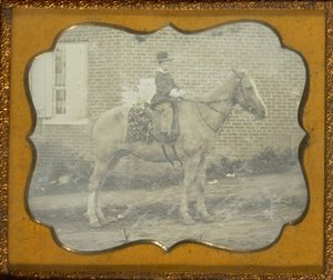 [Dreng med hat på hest] af Unknown artist