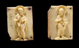 Udskårne plader i elfenben, der repræsenterer Apotres Saint John og Saint James. 12. århundrede. Musee Vivenel Compiegne af Unknown artist