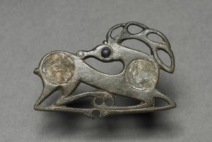 Fibula i form af en liggende kronhjort af Unknown artist