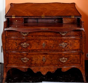 Møbler: kommode lavet af cedertræ. 1735-1745 ca. Svag. 97x137x68 cm Privat samling af Unknown artist