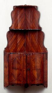 Møbler: hjørneskab med træhylder. 1740 ca. Svag. 80 cm Privat samling af Unknown artist