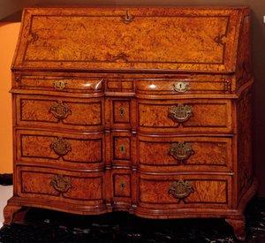 Møbler: skrivebord i cedertræ. 1734-1740 ca. Svag. 111x127x61 cm Privat samling af Unknown artist