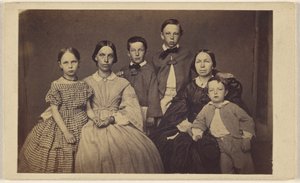 [Familieportræt i gruppe, to kvinder og fire børn]. af Unknown artist