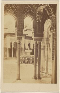 [Interiørbillede af søjler, Alhambra]. af Unknown artist