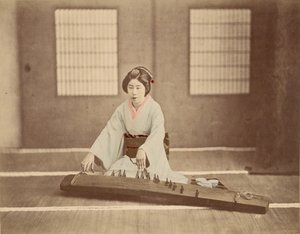 [Japansk kvinde, der spiller koto] af Unknown artist