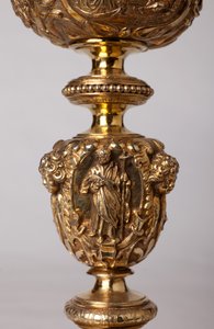 Metalsmedning. Kalk. Gave fra kaniken A. Le Vaillant de la Bassarderie, dekan for katedralkapitlet 1726 til 1758. 1700-tallet. Detalje. af Unknown artist