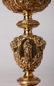 Metalsmedning. Kalk. Gave fra kaniken A. Le Vaillant de la Bassarderie, dekan for katedralkapitlet 1726 til 1758. 1700-tallet. Detalje. af Unknown artist