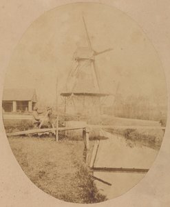 [Maler med hat ved staffeliet maler en vindmølle]. af Unknown artist
