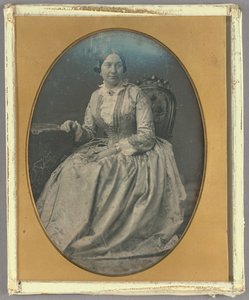 [Portræt af en siddende kvinde i lang, flagrende kjole]. af Unknown artist